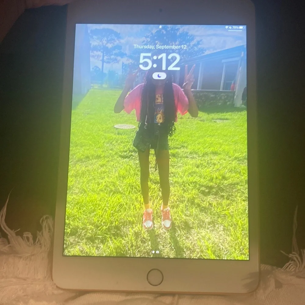 i am selling a ipad mini 5 in the color gold